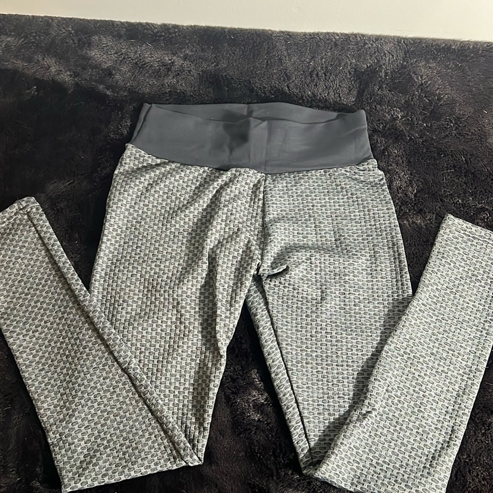 - High waisted scrunch booty lifting leggings